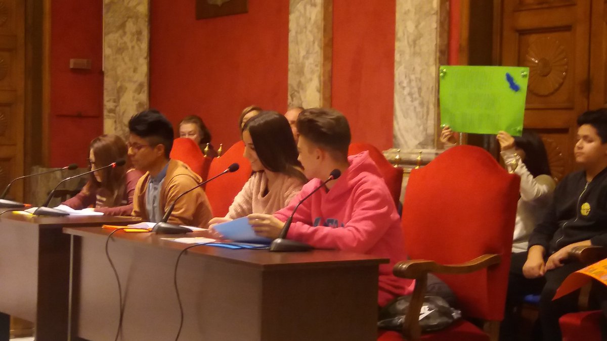 JMDpvallecas's tweet photo. 👦👧El bloque de Adolescencia, tras la introducción del encargado del orden del día, plantea sus propuestas: dinamización en las aulas, espacio autogestionado y web para ocio y tiempo libre, dispensadores de bolsas para heces caninas y propuestas sobre mejoras en adaptabilidad. https://t.co/Igbdz1wga7