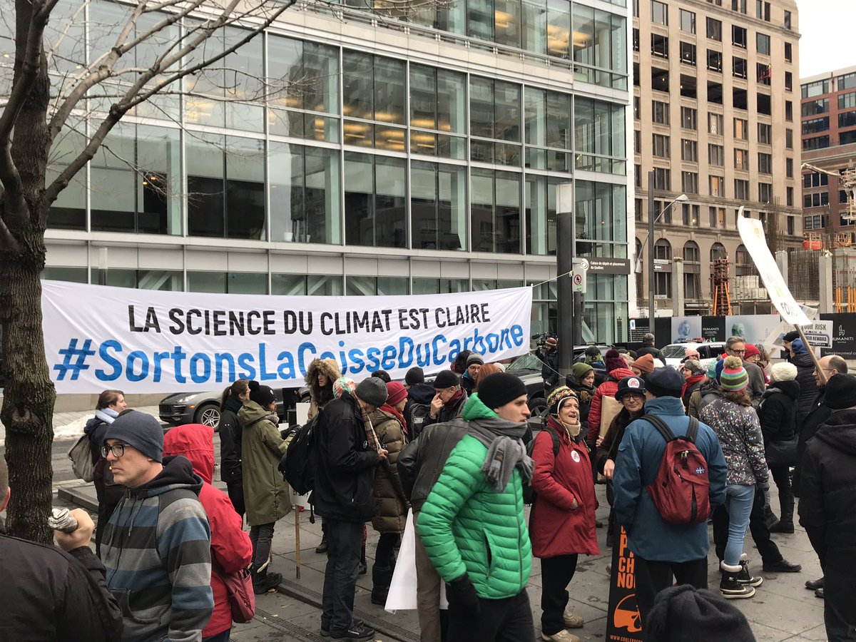 FondDavidSuzuki's tweet photo. Des https://t.co/MLzPx1rx8V.s appuyant la coalition #SortonsLaCaisseDuCarbone sont déjà sur place devant @LaCDPQ pour manifester. «L’impossible équilibre» entre énergies fossiles et urgence climatique bientôt «sur scène» ! https://t.co/rORB4kXe5d