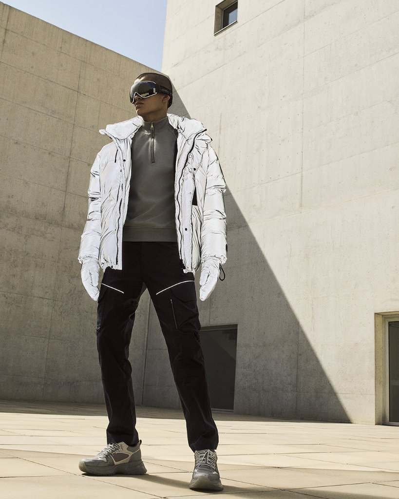 X \ Louis Vuitton على X: A reflective surface for a futuristic finish. A  Quilted Ski Jacket from the #LouisVuitton Men's Precollection evokes both  ski and space silhouettes. Find the Collection in