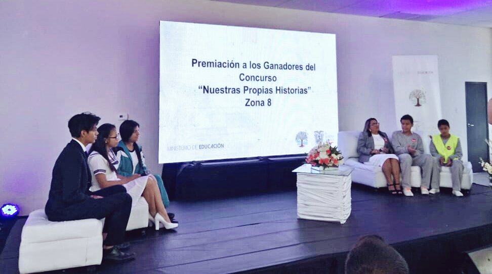 EducacionZ8_Ec's tweet photo. Ganadores del concurso "Nuestras Propias Historias" de zona 8 comentan ante el público, el trabajo que mantuvieron para inspirarse en la elaboración de sus escritos. #PorLaEducaciónEc https://t.co/zi9hjHhQlA