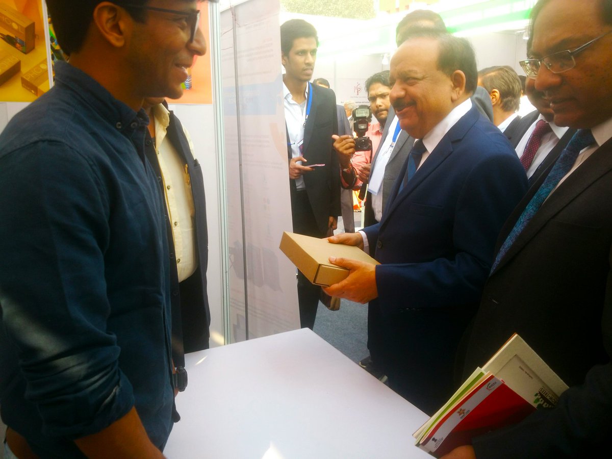 incubatorIITK's tweet photo. We are glad to have hosted Hon'ble @drharshvardhan with Prof. Ashutosh, Secretary @IndiaDST today at @Incubator_IITK stall in #IndiaASEANInnoTechSummit2018 @ASEAN @ficci_india We thank him for the words of encouragement to our companies @HelpUsGreen @KritsnamTech #ProSoc https://t.co/QUT3s6GqLW