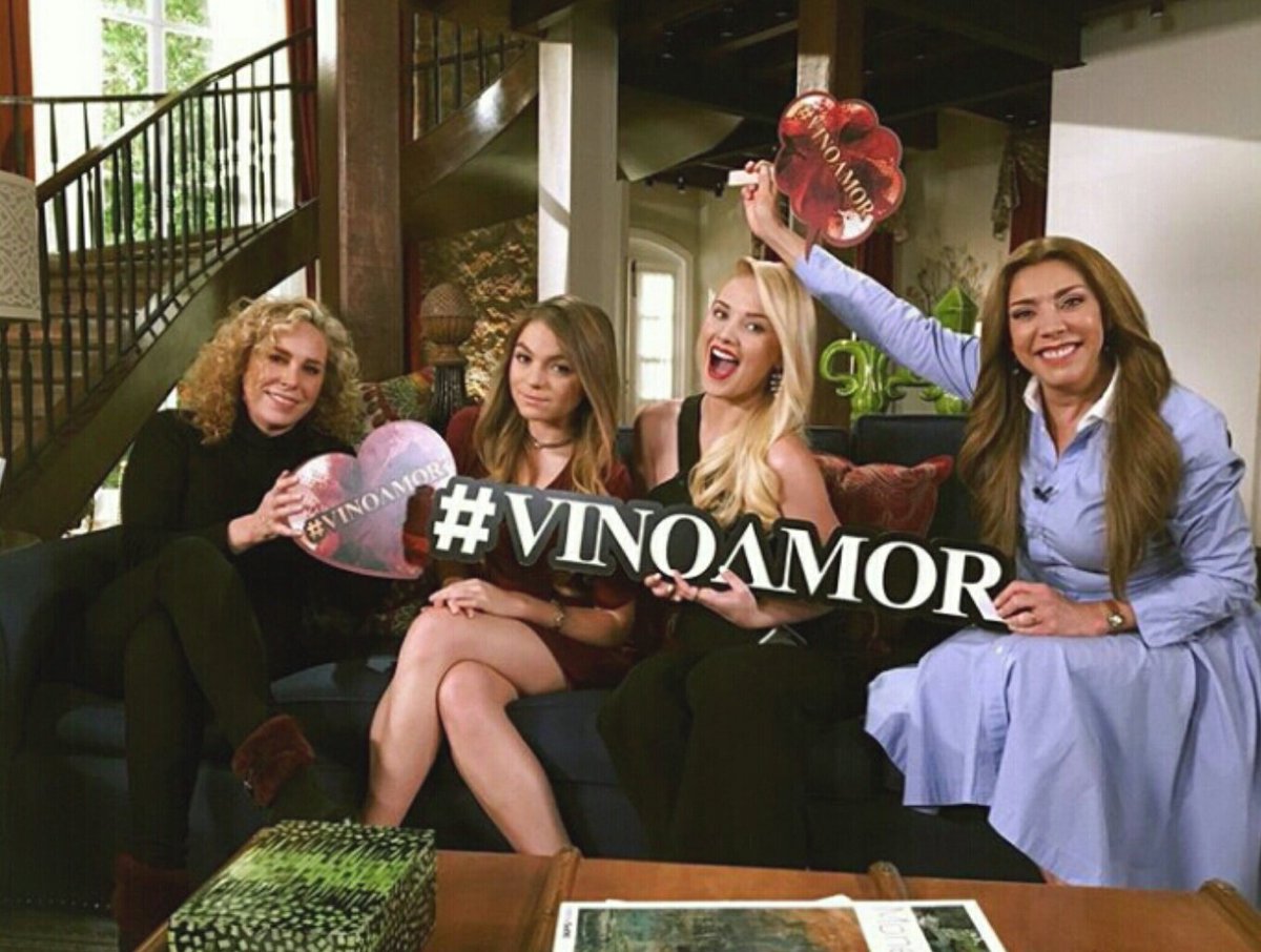 #TBT #VinoElAmor nuestra villanaza hermosa <a href="/azelarobinson/">Azela Robinson</a> junta a las bellas <a href="/sofia_96castro/">Sofia Castro</a> <a href="/Kimy2Ramos/">Kimberly Dos Ramos</a> <a href="/KlitboCynthia/">Cynthia Klitbo</a>
Grandes actrices y talentosas👏💕😍