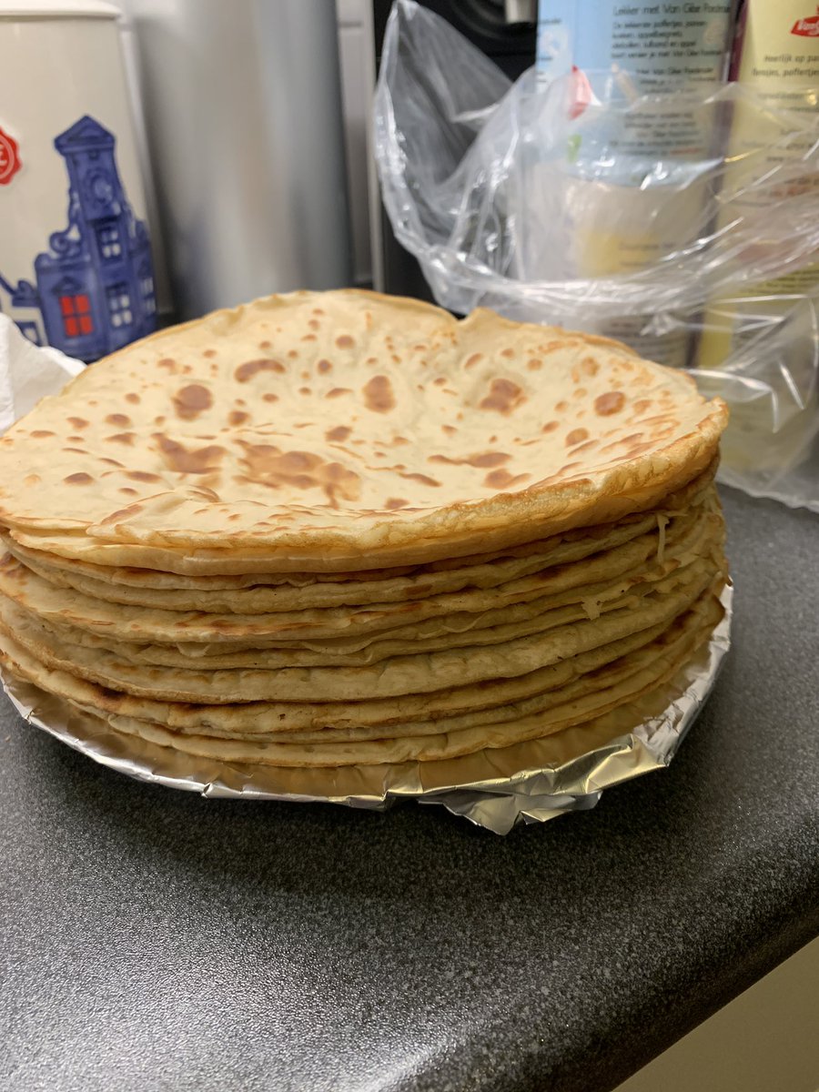 Wil er nog iemand Sint Pannekoek vieren met familie of vrienden? Ik heb nog een stapel pannenkoeken (12 dikke). Zojuist gebakken. Gratis af te halen, donatie voor goed doel. Je kunt pinnen 😉  #sintpannekoek #rotterdamzuid #gratis #goeddoel