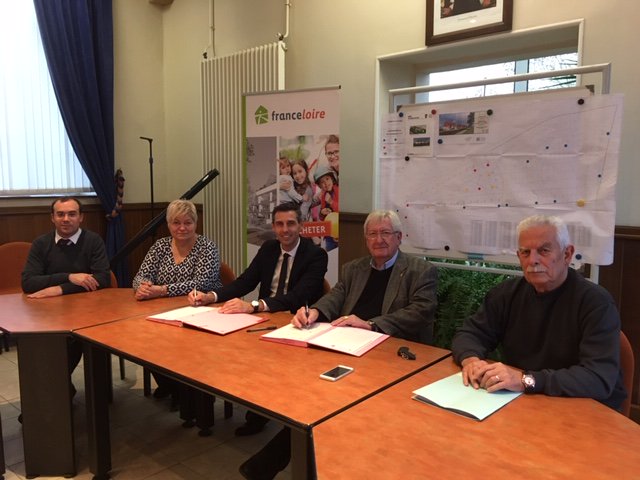 FranceLoire's tweet photo. C'est signé ! ✍️La Ville d'#Avord et @FranceLoire concrétisent leur partenariat avec la signature de la promesse de vente de 16 terrains au sein du lotissement de 99 lots "Les Tortillettes". 
À venir : 16 maisons locatives adaptées à la #famille, aux #seniors et aux PMR ! 👍 https://t.co/tLHtf4hIle