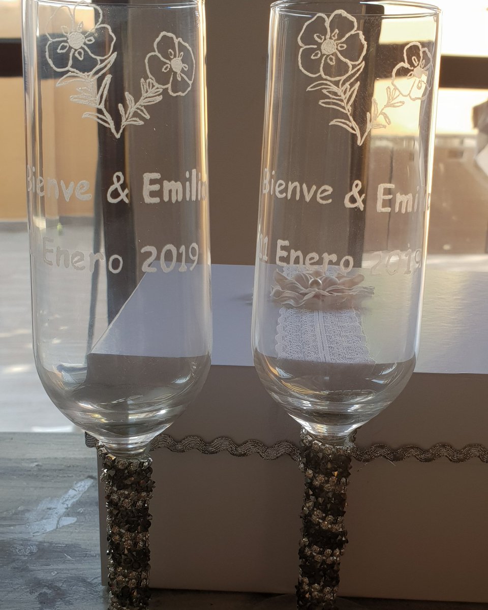 brindarconclase's tweet photo. Copas grabadas artesanalmente con flores de Jara,  nombres y fecha.  No te quedes sin las tuyas😍♥️🥂👰🤵
Información whatsapp 679482355 https://t.co/4nosnP36oX