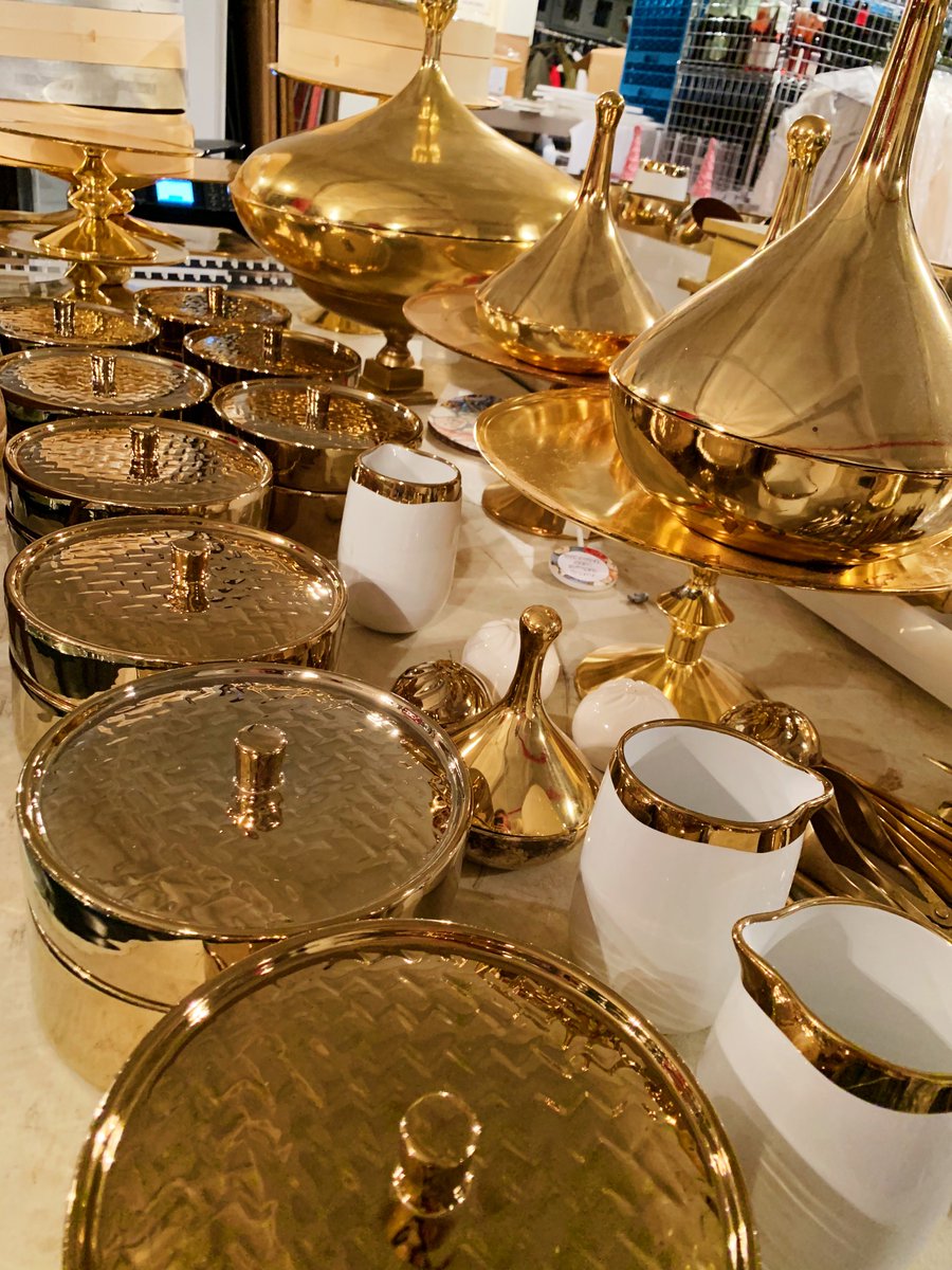 peter_callahan's tweet photo. Doing a gold test run in the kitchen design studio worthy of King Midas 👑 👑 #dimsum #gold #partyfood https://t.co/Xdx43dKpK6
