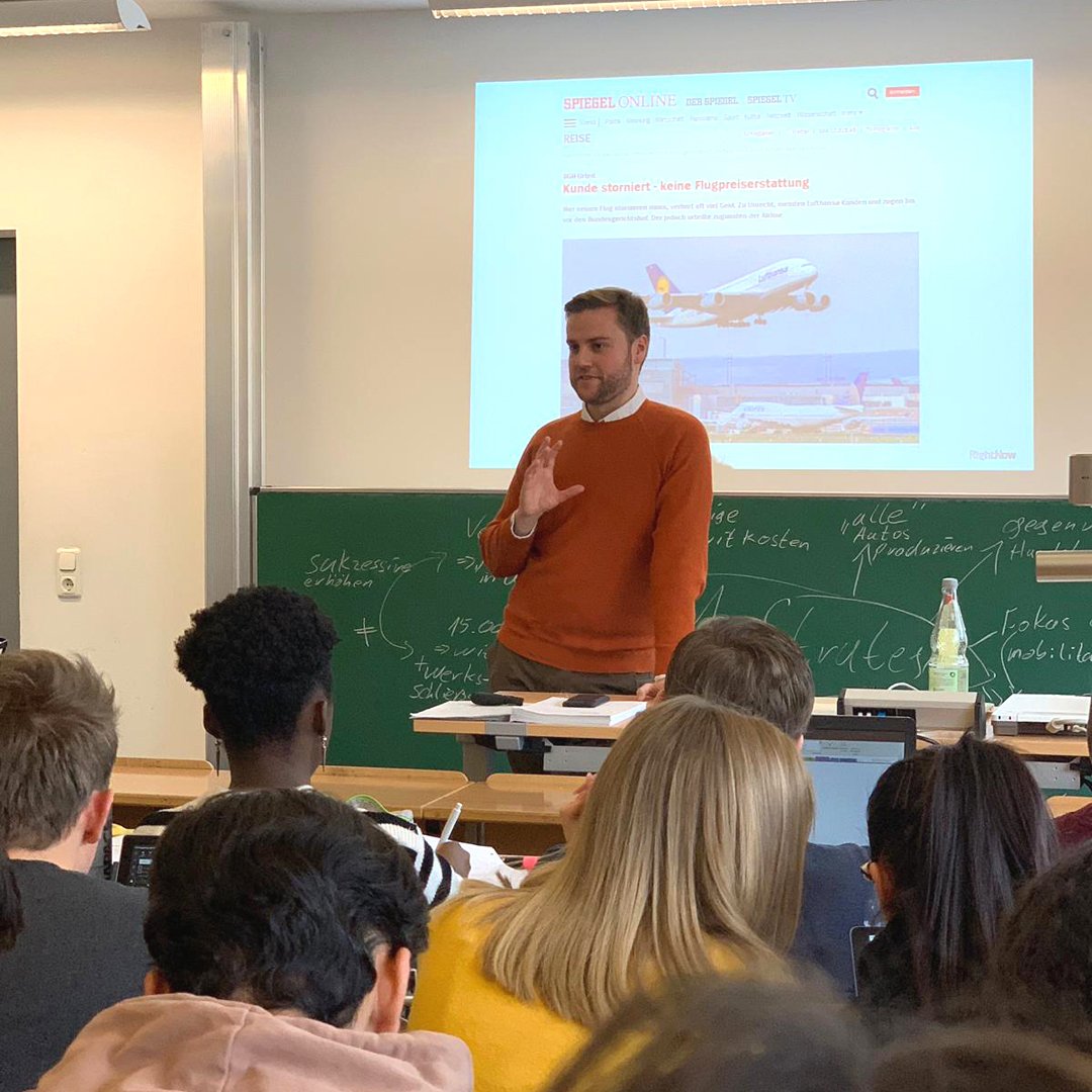Unser Kollege @bmq_ac in seinem Element - im Rahmen einer Guest Lecture an der Wiesbaden Business School referiert unser Jurist zum Thema 'Strategie der <a href="/RightNowGroup/">RightNow Group</a>'.