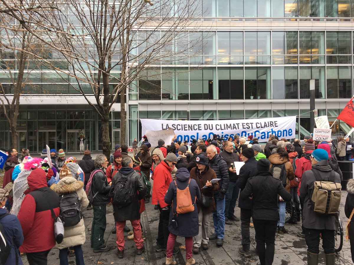 greenpeaceQC's tweet photo. Nous sommes EN DIRECT depuis le siège de la Caisse de dépôt et placement du Québec @LaCDPQ à Montréal pour appeler cette institution à désinvestir les 18,5 milliards $ d’actifs qu’elle détient dans les énergies #fossiles. >>
https://t.co/Ltu3HX0X0J
#Sortonslacaisseducarbone https://t.co/EOKUb740z5