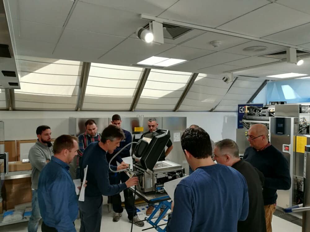 ElectroluxProES's tweet photo. ¡Esta semana nuestros compañeros de Servicio Técnico han impartido cursos sobre el #SpeeDelight, el #horno #MultiSlim y el #lavavajillas Rack Type a #tecnicos de nuestra red de Asistencia Tecnica! Todo ello en nuestro Centro de Excelencia :-) https://t.co/cpFaBfElKJ