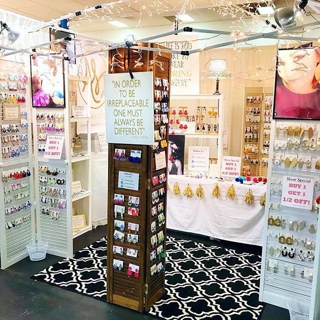 AudraStyleArt's tweet image. Richmond peeps, come see us at the Bizarre Bazaar today through Sunday! ✨ #boothvibes #treatyoself #bizarrebazaar #audrastyle
.
.
.
.
.
.
.
.
.
.
.
#bigearrings #ooakjewelry #Wearableart #jungalowstyle #passioncolorjoy #anthropologie #earrings #fallf… instagram.com/p/BqxaGxvgUsO/