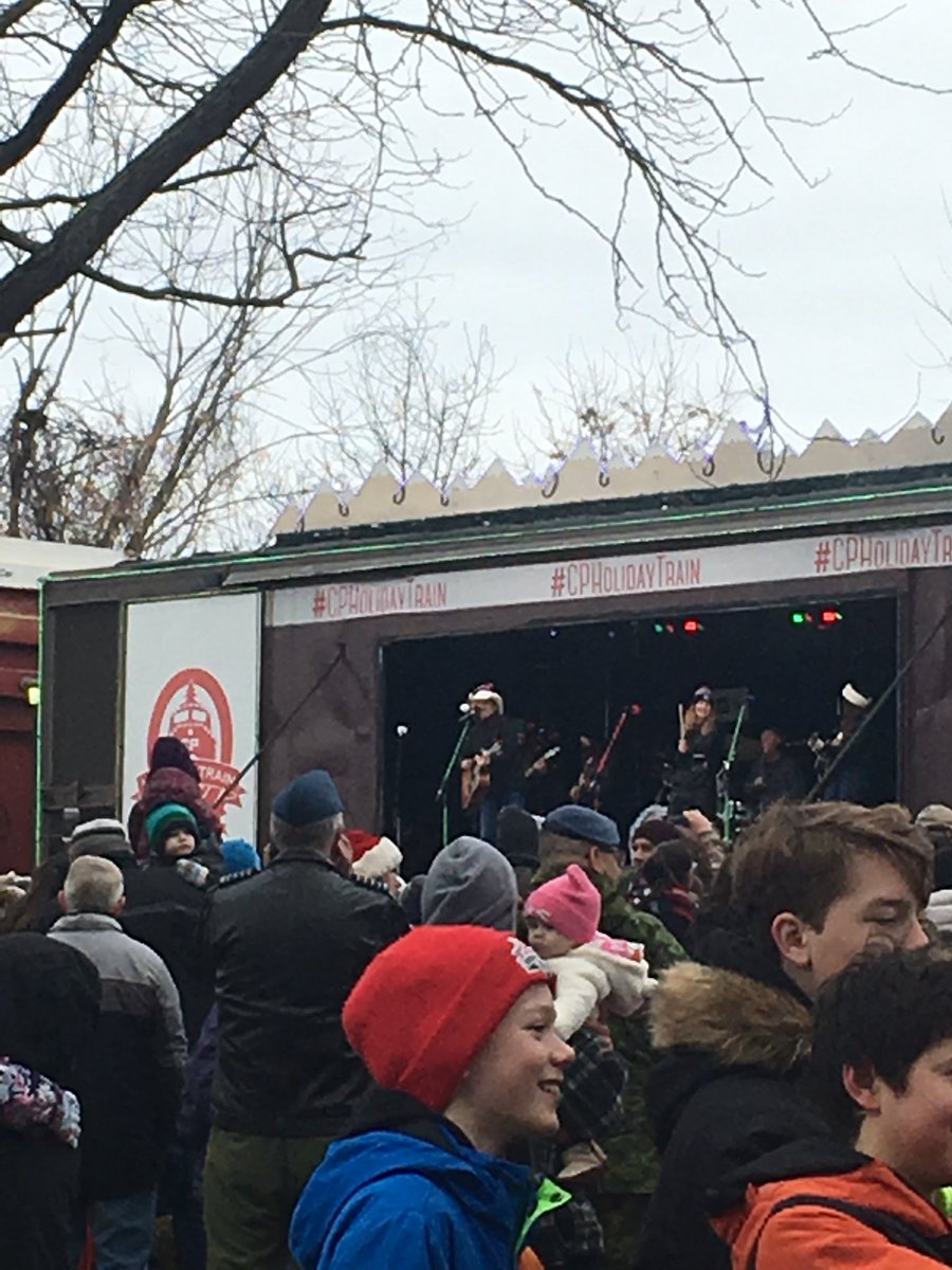 MrsHoltEES's tweet image. Great time at the Holiday Train. Even saw some old friends from PCB 💚 @MrRiversPCB #holt1819 #goodexercise #holidaytrain2018