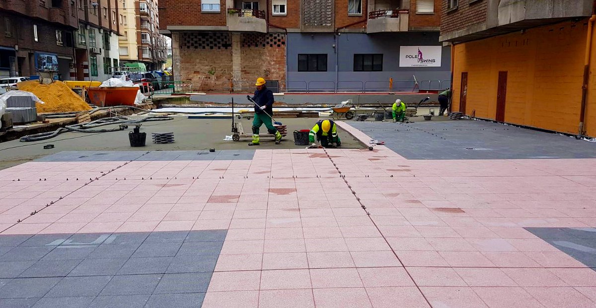 Colocando el #pavimento de la reparación👷‍♂️ de la terraza de #edificio de más de 1000m2 🏠; después de las pruebas de estanqueidad de la impermeabilización💦🚫 
📌 #Ponferrada