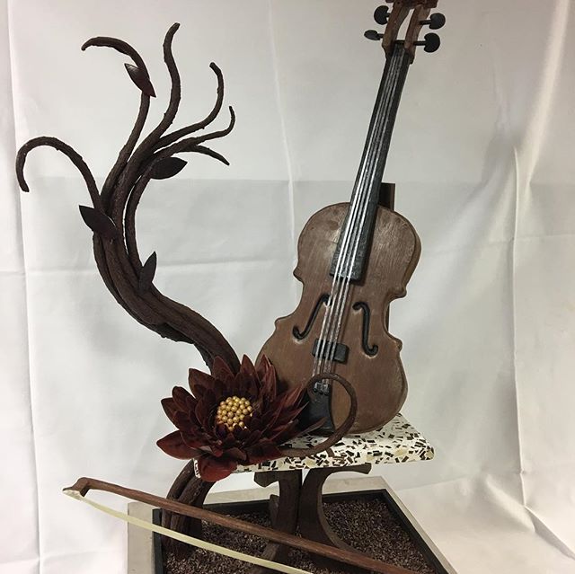 Let’s start the week with this splendid #Valrhona chocolate violin from <a href="/CoworthParkUK/">Coworth Park</a> 
 So beautiful! 👍👌 <a href="/planggersbest/">Jonas Plangger</a> <a href="/CornishOliver/">Josh Oliver</a> <a href="/GaelleDrame/">Caps Attitude</a>  #CercleV