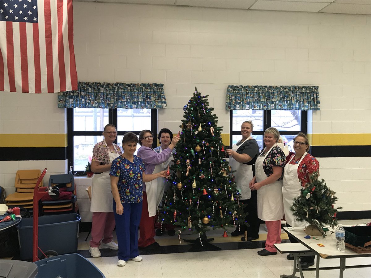 BGallion2's tweet photo. Our cafeteria elves have been busy getting ready for Santa!
#pyjpride https://t.co/a7t5ODTpDB