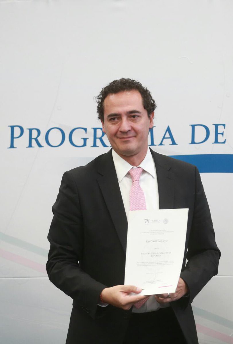 FGRMexico's tweet photo. .@SSalud_mx entregó reconocimiento a #PGR por el apoyo humanitario, la salud, bienestar y regalo de vida que le brinda a los mexicanos: Dr. José Salvador Aburto Morales https://t.co/SYOCFDUVrJ