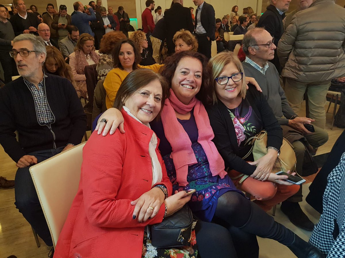 Con l@s compañer@s @ARdeArellano, @linagalvezmunoz, @juantorreslopez y @nicadichiara presentando el Programa de Gobierno para la #EconomiaAndaluza, en el hotel Meliá Sevilla. Un acto de gran interés de los programados en esta intensa jornada de jueves. #ConSusanaMásAndalucía.