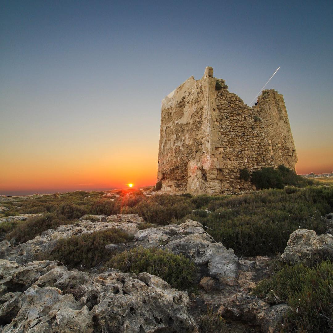 Percorrendo il tratto di costa che congiunge il lato orientale della Provincia di Taranto e la parte jonica della Provincia di Lecce, nei pressi di Marina di Lizzano, incontrerete questa antica costruzione,  "Torre Sgarràta 

#WeAreinPuglia 
📷 Instagram@ danieleconte1993