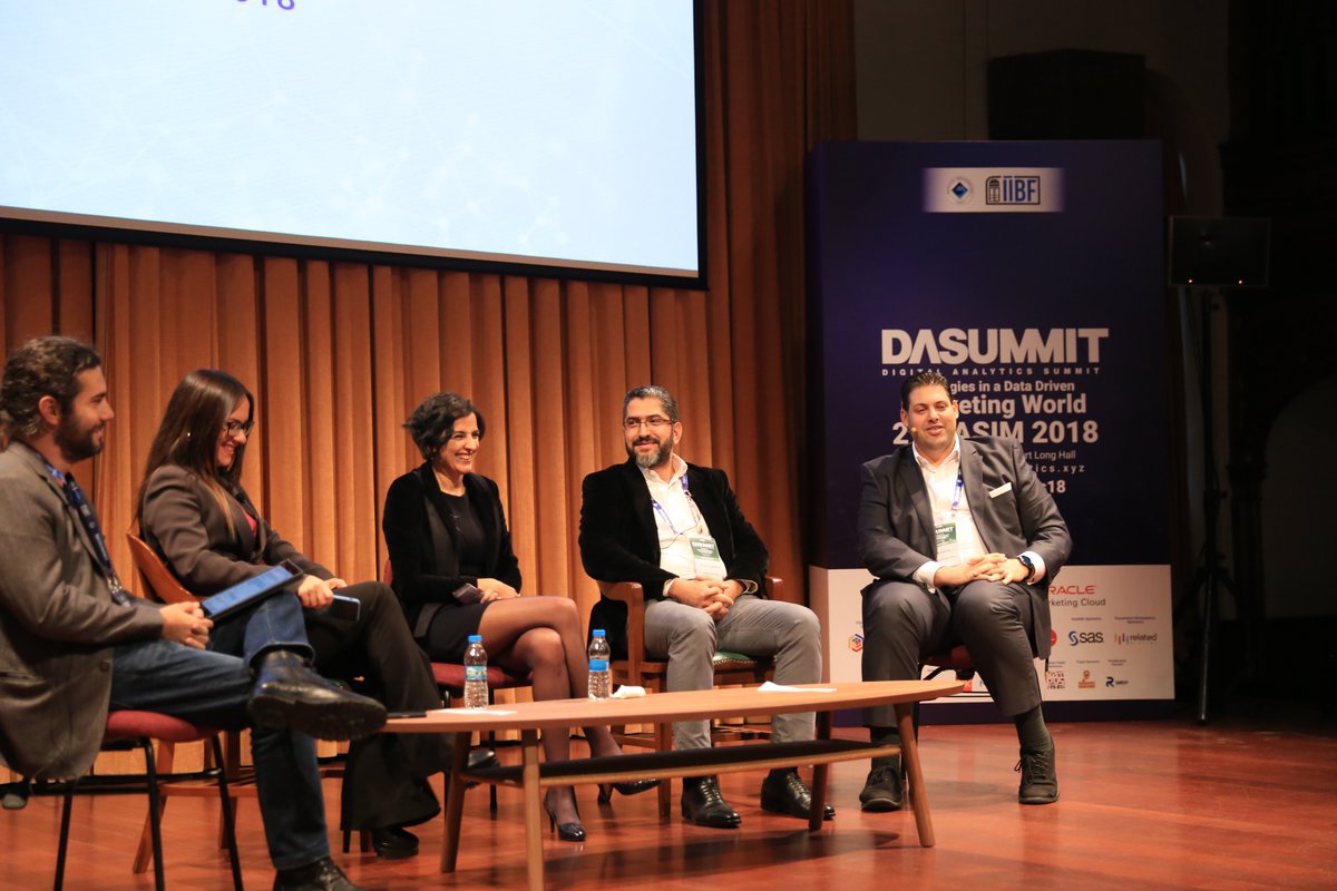 Digitalleşmenin sadece platform değiştirmekten ibaret olmadığını, iş modelinde de değişimlerin gerekliliğini vurgulayan Cengiz Değirmenci'nin konuşması tüm heyecanıyla devam ediyor! #digitalanalytics18