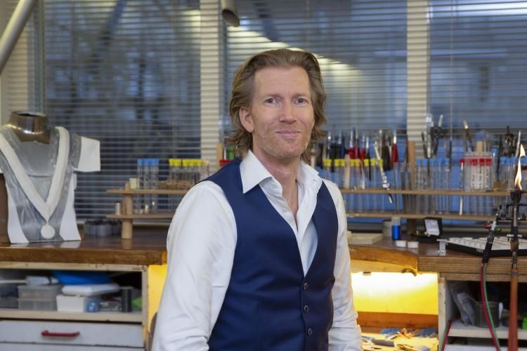 Hoofddorpse goudsmid maakt nieuwe ambtsketen buff.ly/2E4Hx1N