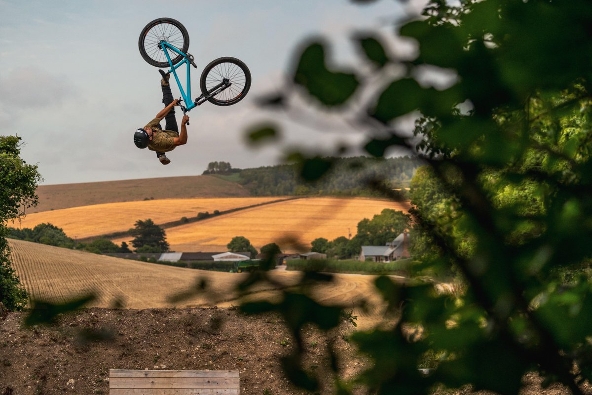 SaracenBikes's tweet photo. Almost the weekend, almost time to #sendit

Sam is way ahead of us 👀 reckon you could do this? https://t.co/HPTwfczV6F