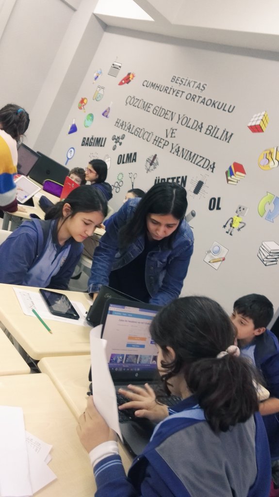 HarezmiBesikta2's tweet photo. @harezmimodeli dersinde bu hafta @etilercumhriyet ortaokulu öğrencileri #Scratch #codeorg ve #web02 araçlarına üye olabilmek için @mail hesabı aldılar. @BesiktasMEM @memleventyazici @Dr_Onderarpaci #harzmiegitimmodeli #harezmi #isimizgucumuzegitim https://t.co/jZvePzsqyg