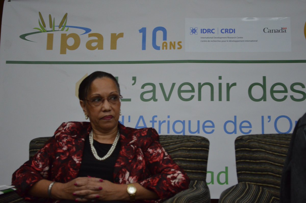 IPAR_ThinkTank's tweet photo. "Certes Les #IDE contribuent au #DeveloppementDurable mais nous devons développer nos richesses par nous même car dans l'histoire aucun pays n'a jamais émergé à travers l'aide étrangère" Gisèle d'Almeida secteur privé #exploitationsfamiliales #ColloqueJacquesFaye #agroecologie https://t.co/szZxCx0pqC