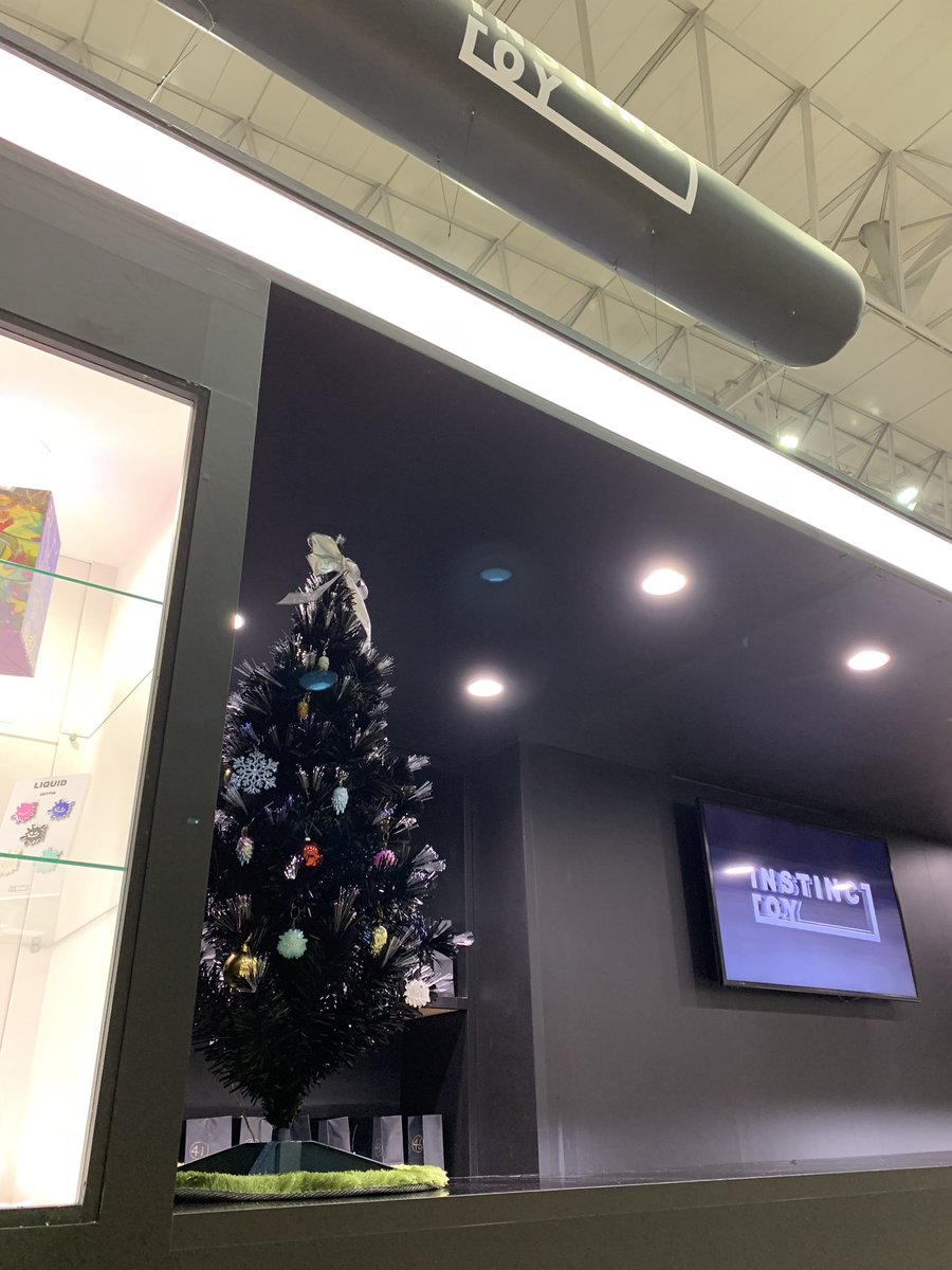 INSTINCTOY's tweet image. 東京コミコンINSTINCTOY Boothのカウンターに、真っ黒のクリスマスツリーを飾りました。オーナメントはLIQUID &amp;amp; ICE LIQUIDのオリジナルツリーです。

#東京コミコン #INSTINCTOY #LIQUIDTREE #クリスマスツリー