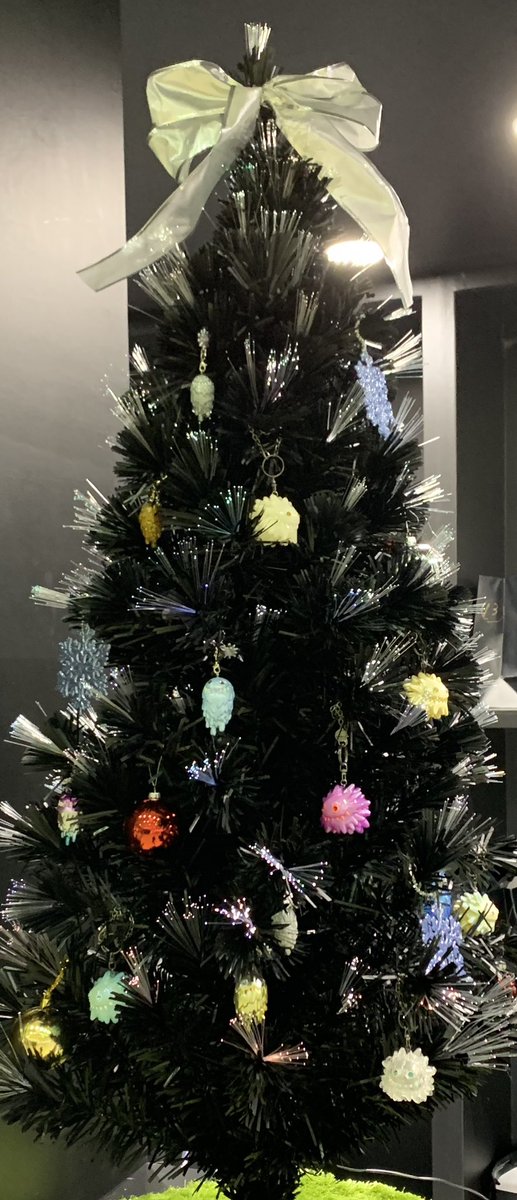 東京コミコンINSTINCTOY Boothのカウンターに、真っ黒のクリスマスツリーを飾りました。オーナメントはLIQUID & ICE LIQUIDのオリジナルツリーです。

#東京コミコン #INSTINCTOY #LIQUIDTREE #クリスマスツリー
