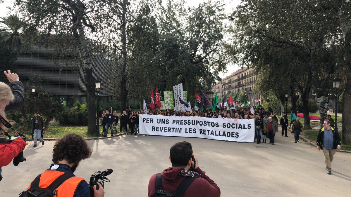 3CatInfo's tweet photo. La manifestació conjunta de metges, professors, mestres, estudiants i funcionaris, que ha recorregut el centre de Barcelona, ja ha arribat al Parlament https://t.co/saEhRo4yaW https://t.co/fFftx2fJG0