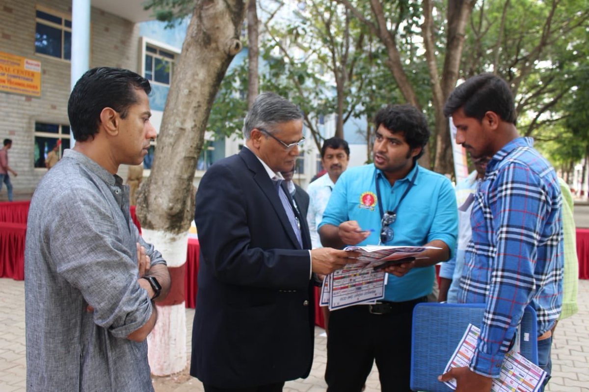 DrVeerappaMoily's tweet photo. Skill development training will be provided to all those who participate in this Udyog Mela &amp; this Mela will act as a connecting bridge between companies &amp; aspirants. More than 16,000 jobs are available in this 2 day mela. https://t.co/UL4rsRBtHN