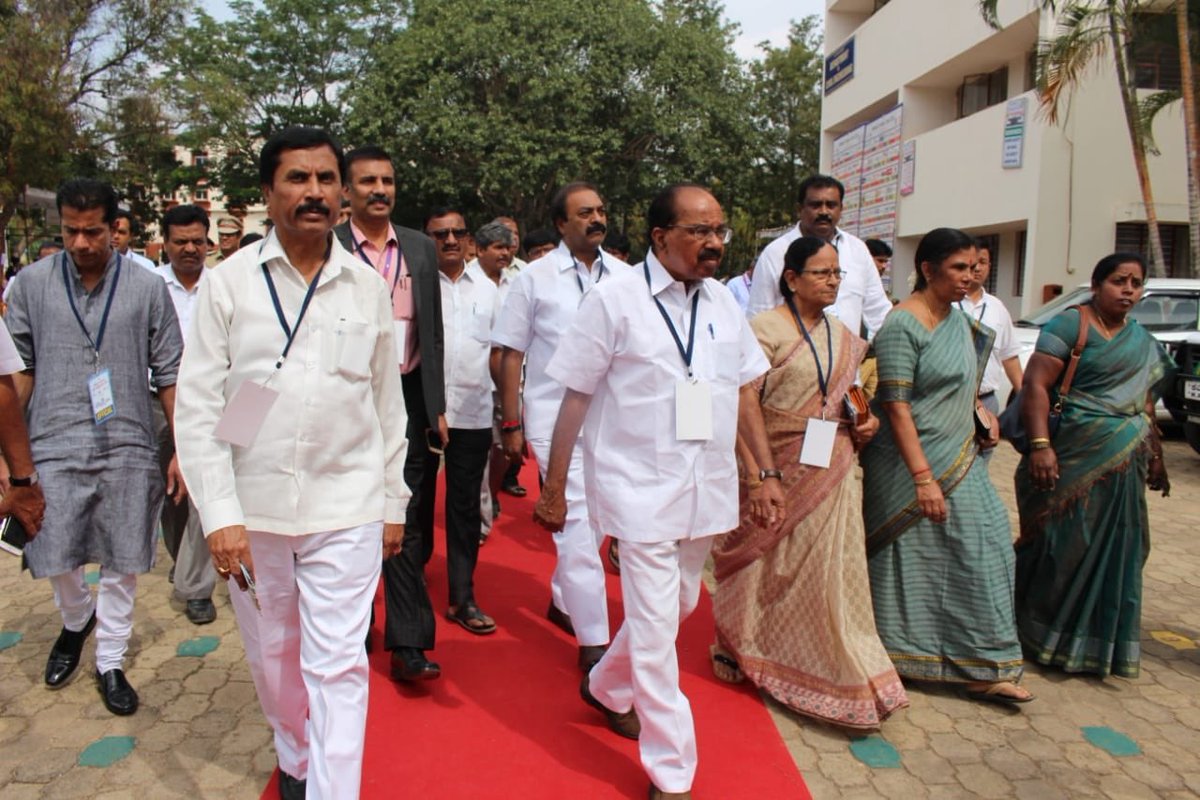 DrVeerappaMoily's tweet photo. Skill development training will be provided to all those who participate in this Udyog Mela &amp; this Mela will act as a connecting bridge between companies &amp; aspirants. More than 16,000 jobs are available in this 2 day mela. https://t.co/UL4rsRBtHN