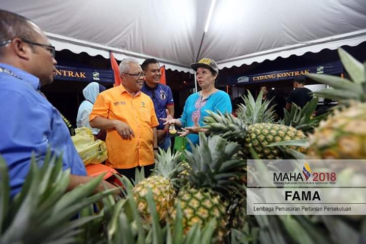 MyII_Official's tweet photo. Beberapa perkara dibincangkan untuk penambahbaikan  penganjuran MAHA di masa akan datang bersama YAM Tunku Mariam Zaharah di Castle of Fruit FAMA, Maeps, Serdang di MAHA 2018. 
#maha2018 #empayarmakanan #castleoffruits #coconutstreet #gerbangfoodtruck #laypark #agrobazaaronline https://t.co/GbTeHlv6RD