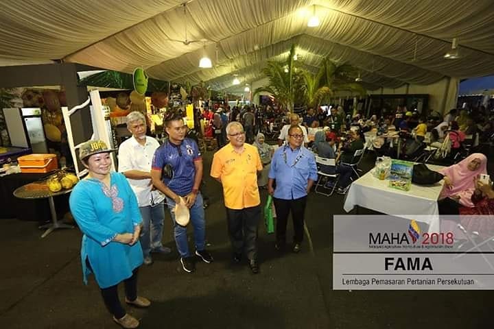MyII_Official's tweet photo. Beberapa perkara dibincangkan untuk penambahbaikan  penganjuran MAHA di masa akan datang bersama YAM Tunku Mariam Zaharah di Castle of Fruit FAMA, Maeps, Serdang di MAHA 2018. 
#maha2018 #empayarmakanan #castleoffruits #coconutstreet #gerbangfoodtruck #laypark #agrobazaaronline https://t.co/GbTeHlv6RD