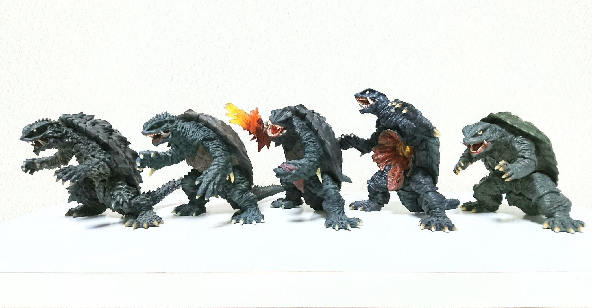 さるタジラ 激造シリーズ 平然ガメラ編 コンプできるまでに結構かかった 1つ1つのサイズ感と造形が凄い好きでお気に入りの シリーズ 特にシャープなg3と尻尾の長いトラウマガメラのアレンジは大好き こういう食玩サイズのリアルフィギュアまた出て