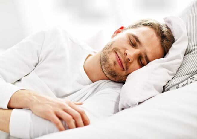 SS64387610's tweet photo. 筋トレをするのならば、

睡眠時間は最低6時間、
強度の高いトレーニングを行う場合なら
8時間は必要だと言われています。💁‍♂️

夜更かしをして筋トレをしても
筋肉には負担が大きすぎるかも
知れませんね🤔 https://t.co/ashKU0JQLH
