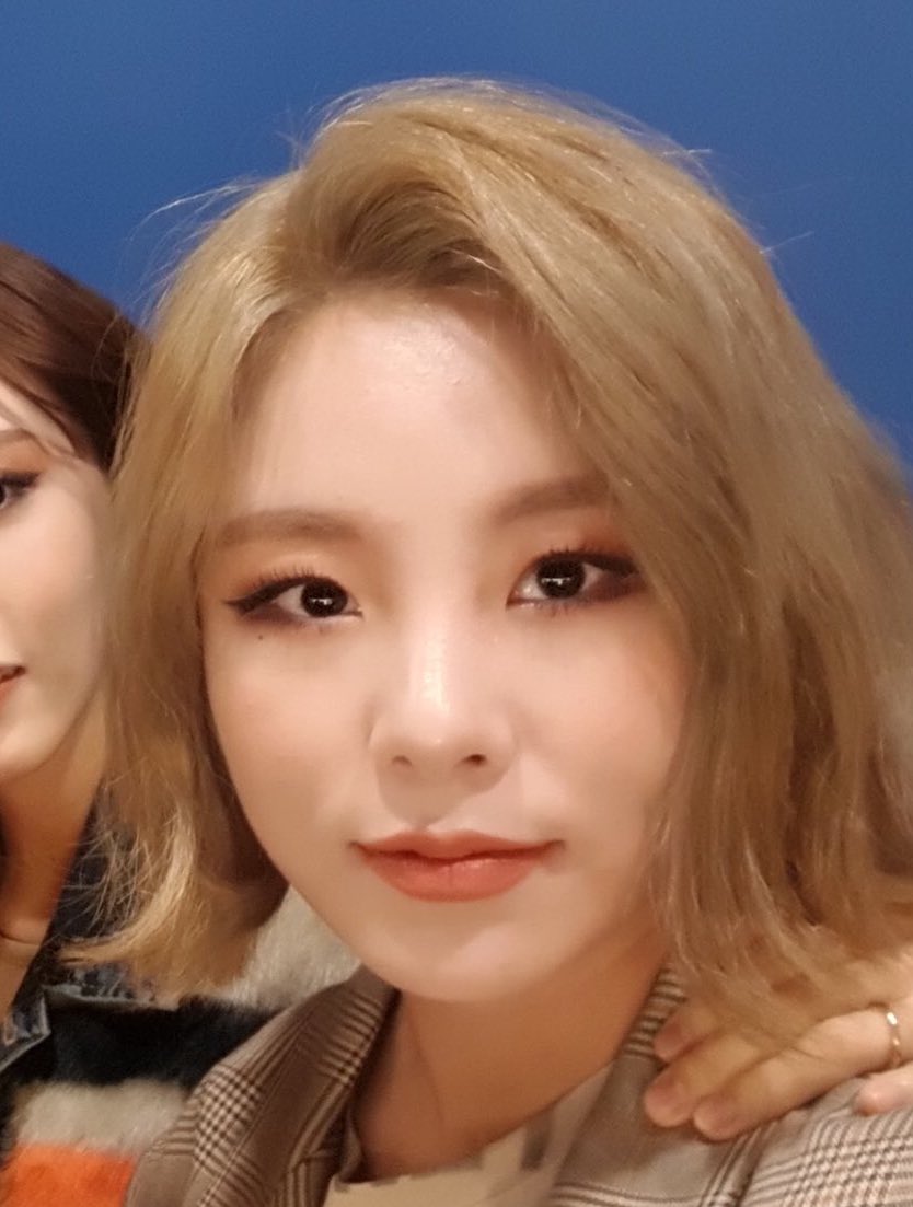 bad_thiiink's tweet photo. 취향이라는 게 몬갈 조아하는 데에 잇어서 얼마나 변명같은 말이며 의미 업는 단어겟어요^,^... 저는 휜이를 보며 느꼇답니다... 취향은 다 나의 빵상 이성이쌓아올린 허상이라는것을, , , https://t.co/0vV26HACXQ
