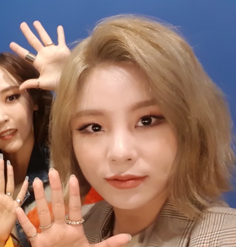 bad_thiiink's tweet photo. 취향이라는 게 몬갈 조아하는 데에 잇어서 얼마나 변명같은 말이며 의미 업는 단어겟어요^,^... 저는 휜이를 보며 느꼇답니다... 취향은 다 나의 빵상 이성이쌓아올린 허상이라는것을, , , https://t.co/0vV26HACXQ