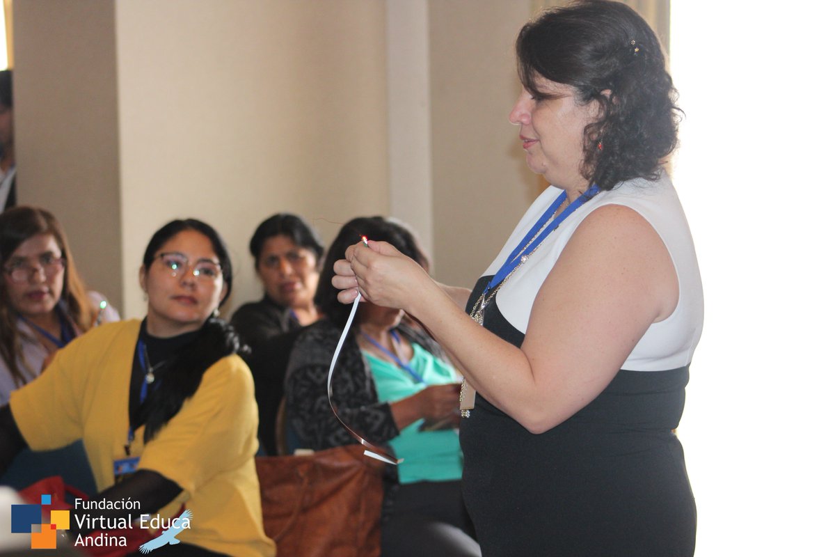 vea_fun's tweet photo. Waleska Aldana Segura, Profesora, Universidad Galileo; Miembro de la Asociación de Mujeres Científicas de Guatemala y del Sistema Nacional de Investigadores CONCYT [Guatemala], presentando el Taller: “Arma tu Constelación”. https://t.co/ECDkemLO53