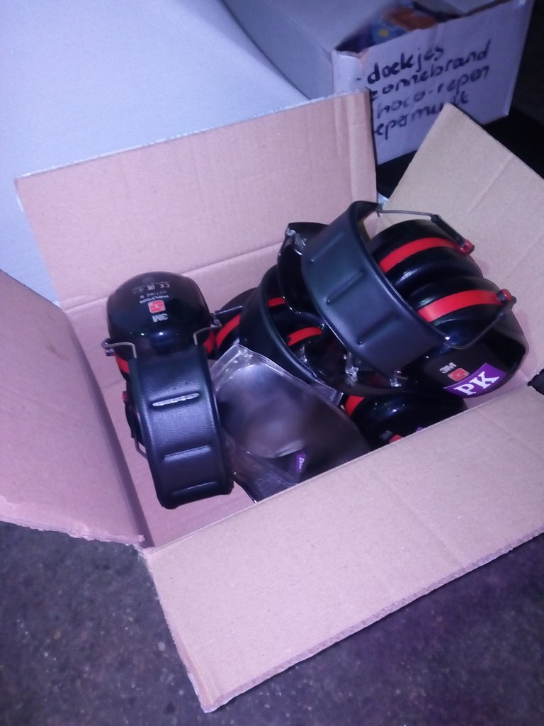 Rara wat zouden deze koptelefoons en brillen te maken hebben met de #achterhoeksetalententuin? Bezoek ons &amp; ervaar hoe het écht is om ouder te worden!