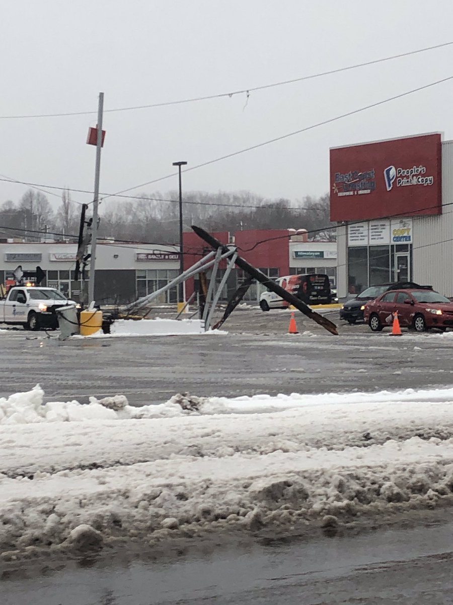 RCMPPEITraffic's tweet photo. Many people are without Power at this hour due to power lines down. PLEASE do not touch or go near down wires. Call @MECLPEI to report any lines down or damage. Cst. Parsons https://t.co/IssAcwgIGp