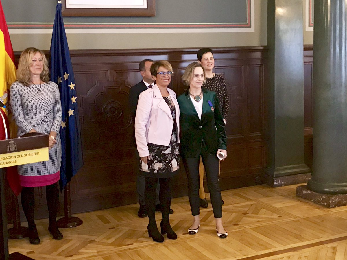 DgCanarias's tweet image. Medalla al Mérito de la Protección Civil categoría Bronce y distintivo azul, a título individual, para María Dolores Septién Terreros, Jefa del Centro de Coordinación de Salvamento de Tenerife por su colaboración y coordinación en protección civil durante más de 12 años