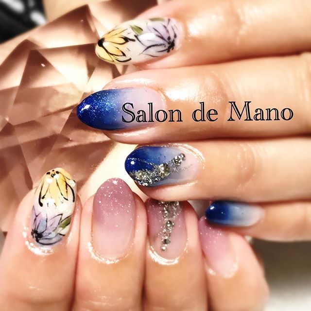 Salon De Mano お客様ネイル 11月のキャンペーンデザインから 色変えバージョン アシンメトリーで左右ガラッと雰囲気をかえて 2倍楽しめますね サロンドマーノ 札幌駅のネイルサロン 札幌ネイル 定額ネイル グラデーション ネイル 花柄
