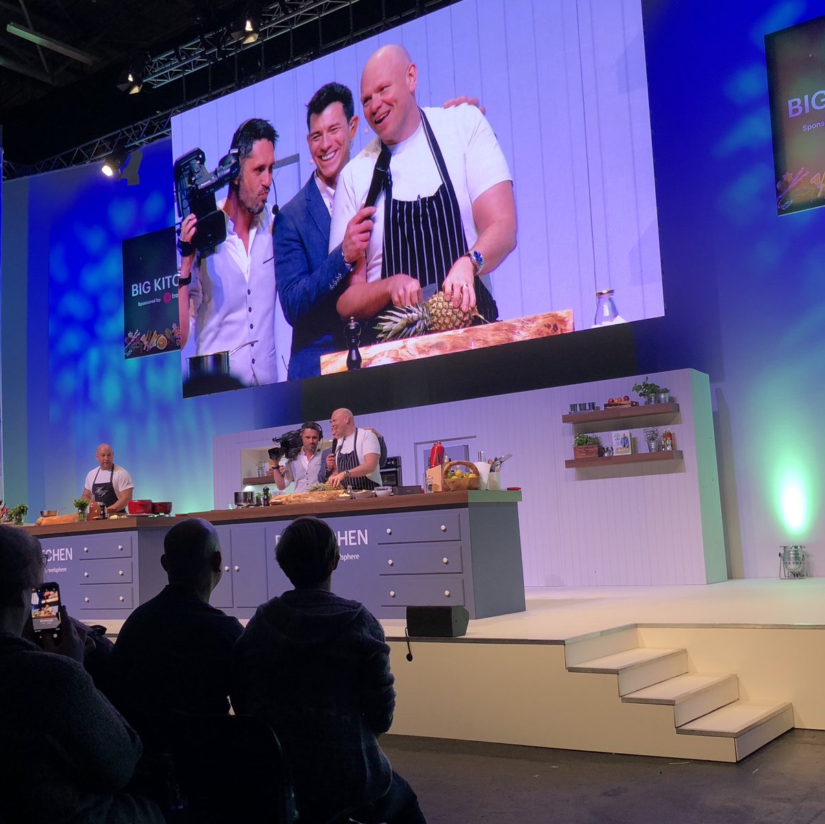 GlugofOil's tweet image. Having the best day at #GFSWINTER  @BBCGoodFoodShow watching @ChefTomKerridge @marcusbeanchef @tonycameraman 😊