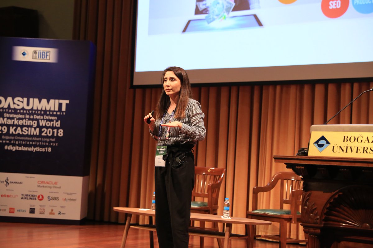 Digital Analytics Summit'18 SEM SEO Dijital Pazarlama Direktörü Esra Alpay'ın 'Dijital Pazarlamanın Geleceği' konulu konuşmasıyla devam ediyor! #digitalanalytics18