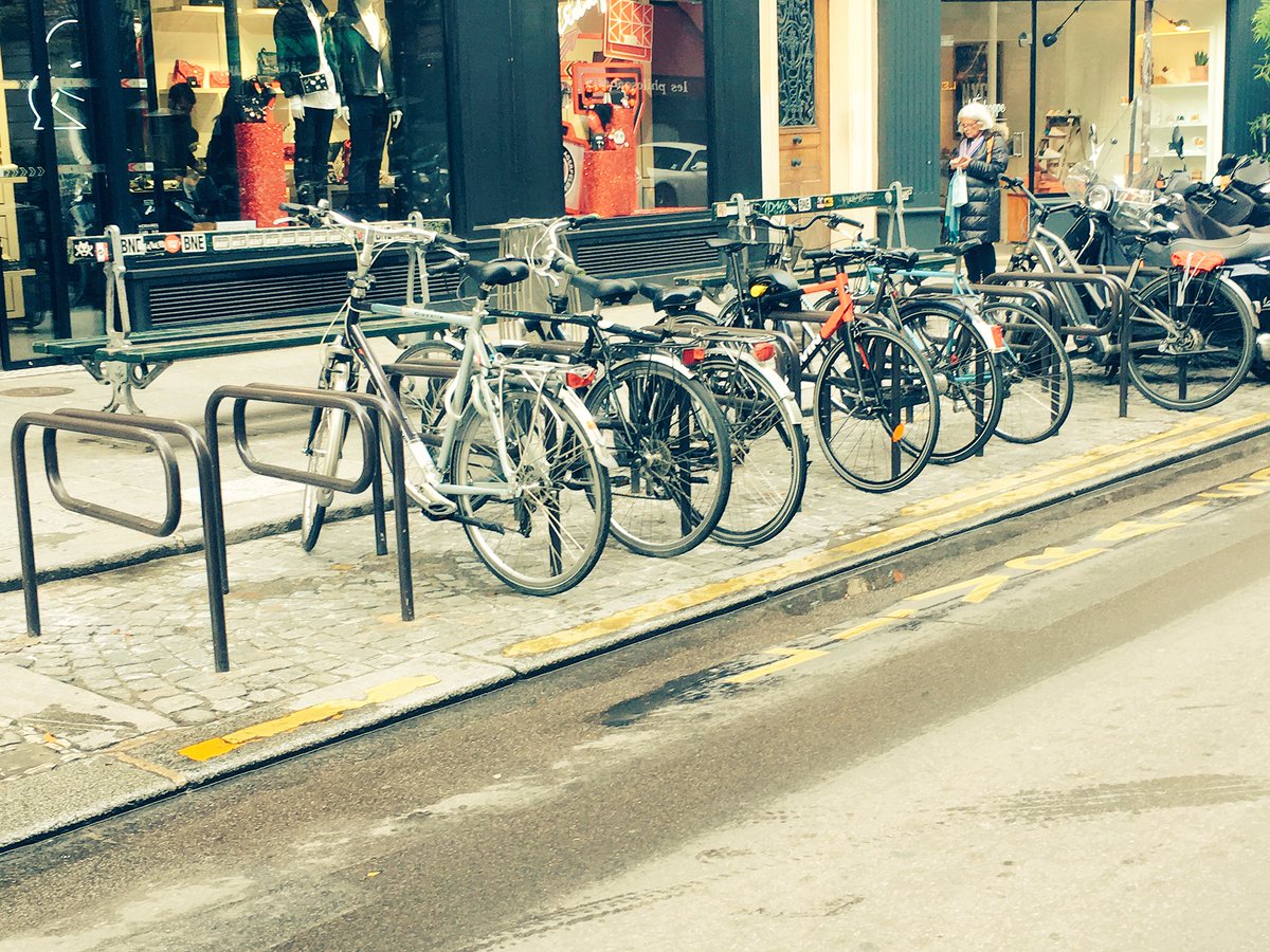 ArielWeilT's tweet photo. Depuis une semaine, trottoir élargi pour piétons et #PMR + nouvelles épingles à vélo 🚲 🚲 🚲 rue Vieille du Temple: tellement naturel que les habitants pensent qu’il en a toujours été ainsi. Les agents de la voirie ont bien travaillé! #ÇaSePasseDansLe4 #ParisCentre #ParisLivre https://t.co/eOkTR7mzuv