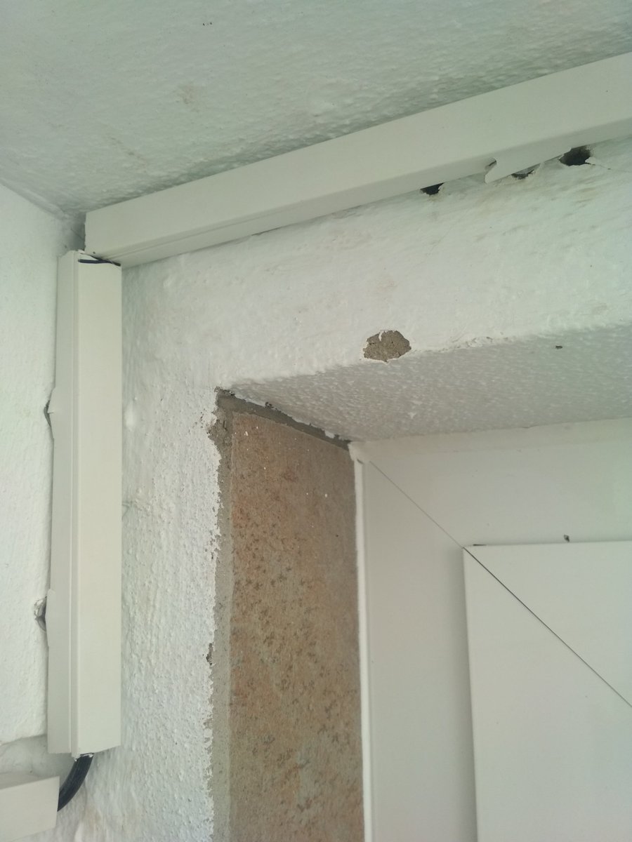 #movistar Increíble el destrozo que han hecho en mi casa! Me han mandado a unos técnicos de la empresa Franse Telecomunicaciones, para ponerme la fibra en casa , me he gastado 25€ en canaletas y las han destrozado ! Me han destrozado el jardín y dicen k no se hacen responsables