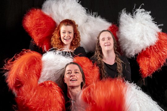 GripsBerlin's tweet photo. Für unsere neue Produktion #CheerOutLoud! im #GRIPSTheater Hansaplatz haben wir uns heute mal in der Schneiderei umgesehen. Sie sind schon voll in der Entwicklung der Kostüme. Am 17. Januar feiern wir die Uraufführung! Infos zum Stück findet ihr hier: https://t.co/Plme1VxTC8 https://t.co/ZkrdYmWjaG