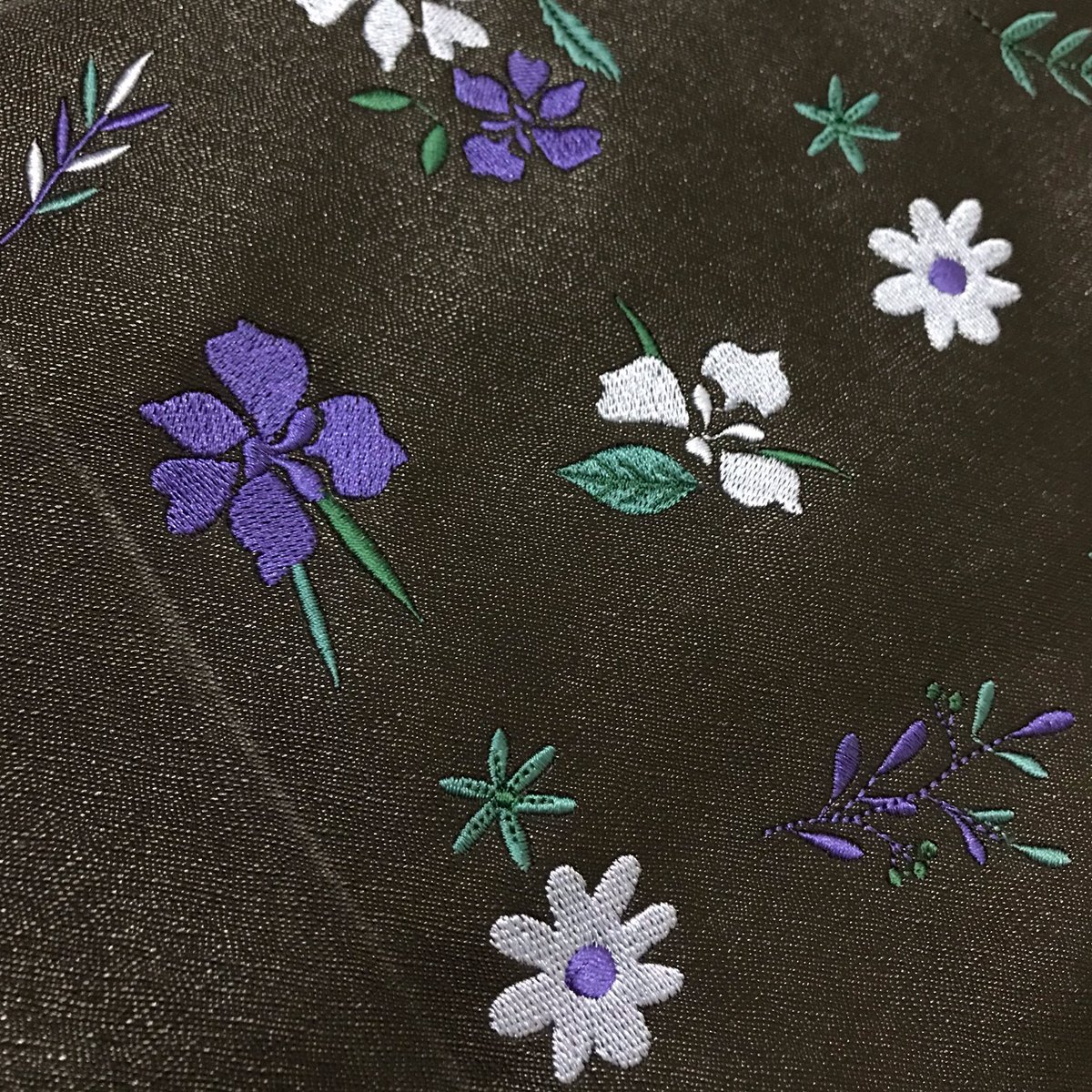 foredteam's tweet photo. And this is beautiful embroidery of our Larkspur Clutch~~~ #LAIKUANLIN #EDwardbyForEd #Larkspur #clutch https://t.co/km9dyRtNG8