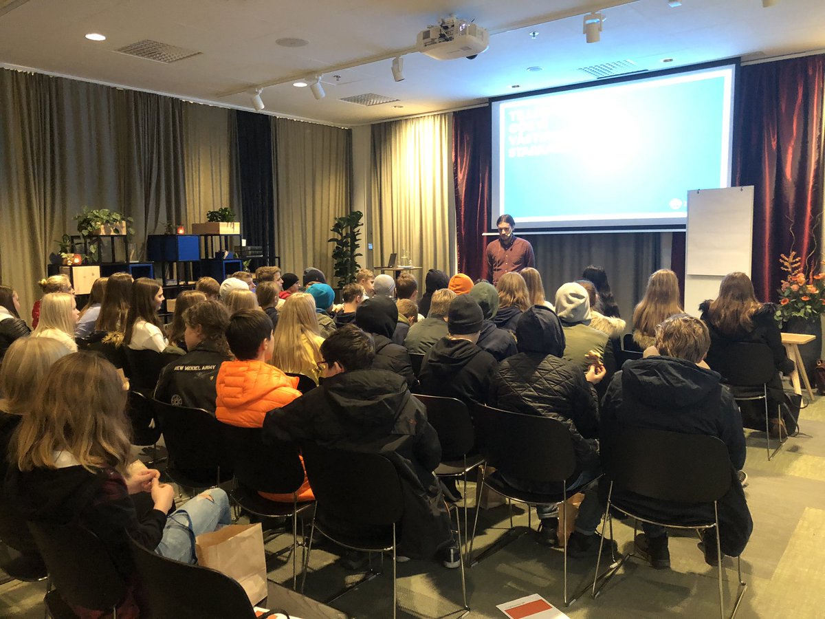 asavikner's tweet photo. Nu drar #industrinatten igång på @handelskammaren. Fyra taggade företag på plats för att möta och inspirera ca 100 åttondeklassare i GR att välja teknik-och industriutbildningar. #TCGR https://t.co/D4J9c0hNJc
