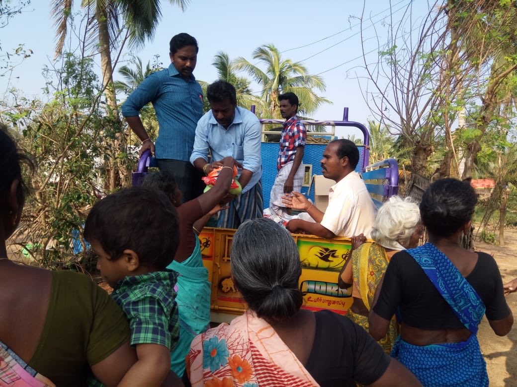 centralfanclub's tweet photo. மத்திய சென்னை மாவட்ட சார்பாக கஜா புயலுக்கு நிவாரண பொருட்களை தஞ்சை மாவட்டம் ஒட்டகாடு கிராம மக்களுக்கு நேரடியாக கொண்டு சேர்த்துக்கு அந்த கிராமத்தை சேர்ந்த தலைமை ஆசிரியர் நன்றி கடிதத்தை மாவட்ட நிர்வாகிகளுக்கு அனுப்பியுள்ளார். @rmmoffice @rajinikanth https://t.co/DpXN1zO1S7